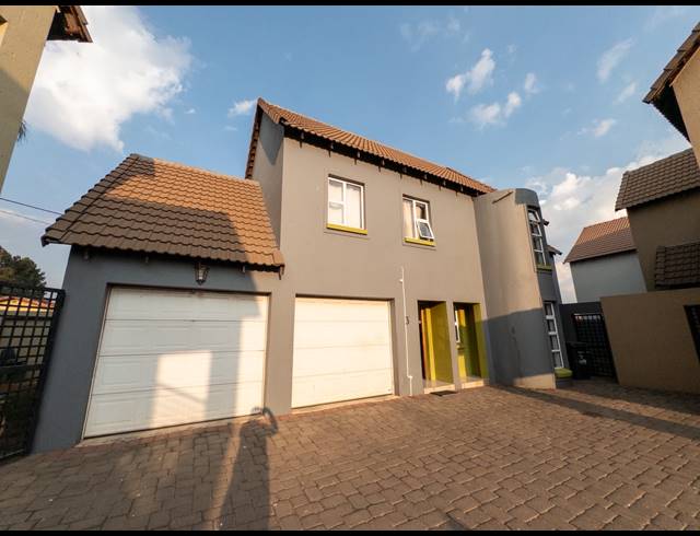 3 BEDROOM TOWNHOUSE FOR SALE IN SONNEVELD